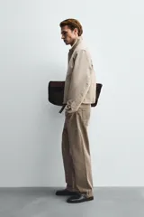 Cazadora de corte relajado confeccionada en tejido compacto de algodón. Presenta cuello solapa, cierre frontal con cremallera, mangas largas y bolsillos laterales de vivo. El bajo cuenta con acabado elástico en la espalda.