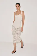 Vestido midi negro de encaje con escote corazón y tirantes anchos, incluye body interior.