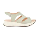 Sandalias bajas color verde agua con textura simil piel de serpiente, plataforma blanca y ajuste con hebilla.