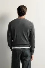 Jersey regular fit de punto ligero color gris oscuro, tejido en hilatura de lana con cuello redondo, manga larga y acabados en rib.