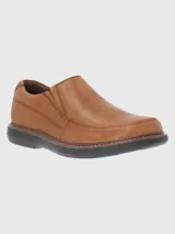 Zapato tipo mocasín de cuero color tostado, con diseño de costuras reforzadas y suela de goma EVA en color negro.