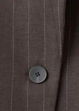 Blazer sastrero de corte recto en color gris oscuro con diseño de rayas diplomáticas, solapas con muesca, bolsillos con solapa en la parte delantera y cierre frontal de un botón.