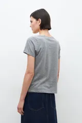 Remera gris melange de manga corta con escote en V.