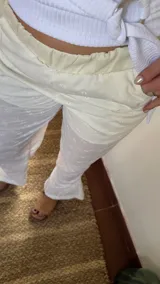 Pantalón blanco de broderie con pretina elastizada y forro de lino.