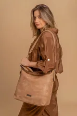 Cartera bandolera de tamaño grande, confeccionada en cuero sintético color marrón claro. Presenta un diseño amplio con asa corta fija y correa larga regulable, ideal para llevar al hombro o cruzada.