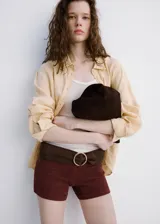 Short de punto color marrón, de tiro medio y diseño entallado, con cintura elástica.