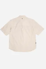 Camisa verde militar de manga corta con corte boxy y cuello clásico.