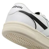 Championes urbanos Reebok modelo Match Prime V2, de diseño clásico en color blanco con detalles en negro. Presentan una silueta de corte bajo con suela de goma en tono crema y el logo de la marca en el lateral y talón.