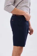 Bermuda clásica de corte recto, con bolsillos laterales y traseros, confeccionada en mezcla de lino y algodón.