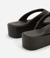 Ojotas flatform Satinato color crudo, con suela de plataforma plana y tiras anchas acolchadas.
