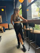 Top corto negro de cuerina con breteles finos y espalda descubierta.