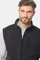 Chaleco de abrigo confeccionado en tejido polar, con cierre frontal completo, cuello alto y bolsillo vertical en el pecho con logo bordado en contraste.