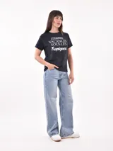 Remera lila con estampado frontal con la frase "Gracias por nada".