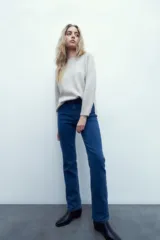 Pantalón de jean de tiro alto, corte recto, color azul medio.