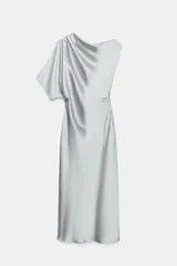 Vestido midi de satén con diseño asimétrico, una manga corta y escote drapeado. Presenta un ajuste entallado en la cintura con detalle de frunces laterales y cierre de cremallera oculto.