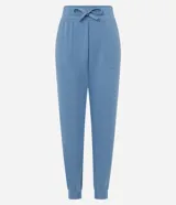 Pantalón tipo jogger de mujer, confeccionado en tejido modal con mezcla de poliéster y elastano. Presenta cintura elástica con lazo de ajuste, bolsillos laterales y puños elásticos en el ruedo.
