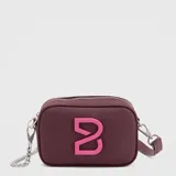 Mini cartera rectangular de diseño compacto, confeccionada en cuero vegano engomado color bordó. Presenta un logo frontal en relieve con la letra B en color fucsia, cierre superior metálico y correa combinada de cadena plateada y tira de cuero sintético.