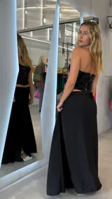 Corset strapless negro con lentejuelas.