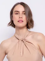 Top verde oliva sin mangas con cuello halter y nudo en el escote.