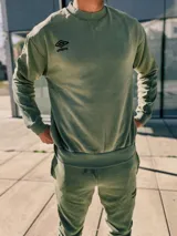 Buzo verde militar de felpa con efecto lavado, cuello redondo y logo Umbro bordado en el pecho.