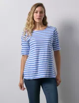Remera de algodón a rayas horizontales blancas y negras, con cuello redondo y mangas cortas con aberturas entrelazadas.