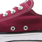 Championes Converse modelo Chuck Taylor All Star Lift, de corte bajo con plataforma. Confeccionados en lona color bordó, cuentan con puntera de goma blanca, cordones al tono y suela de plataforma con franjas negras.