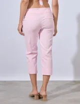Pantalón capri color beige, de gabardina elastizada, con pretina ancha elastizada y bolsillos simulados.
