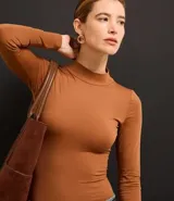 Body negro de media malla con cuello alto y mangas largas.