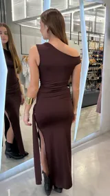 Vestido largo color marrón de un solo hombro con diseño drapeado en el torso y detalle de lazo lateral.