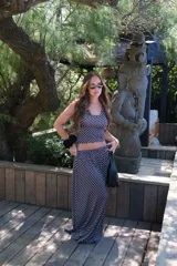 Pollera larga de viscosa, color azul marino con estampado de lunares blancos. Diseño de tiro alto y corte amplio.