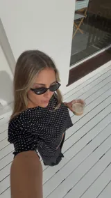 Pantalón negro de algodón y viscosa, con estampado de lunares blancos y corte holgado.