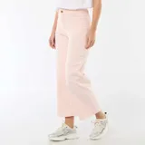 Pantalón de corte wide leg en color rosa, con tiro medio, cierre frontal con botón y bolsillos delanteros tipo parche.