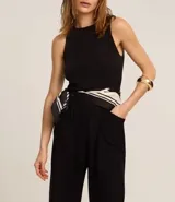 Mono largo de viscosa color negro, con breteles anchos, cuello redondo, cierre por gota y cremallera invisible en la espalda, bolsillos delanteros y pinzas.