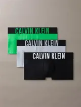 Pack de tres bóxers tipo trunk de Calvin Klein, confeccionados en microfibra elástica. Incluye un par negro, uno gris claro y uno verde brillante, todos con cinturilla elástica negra con el logo de Calvin Klein en contraste (blanco o verde).