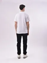 Remera tipo chomba de manga corta, color negro, con cuello y tapeta de botones. Presenta un pequeño logo bordado en el pecho.