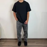 Jean de hombre color gris con efecto acid wash, de corte mom fit.