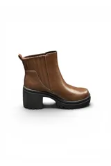 Bota corta tipo chelsea color negro, con elástico lateral estriado, plataforma dentada y taco ancho.
