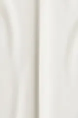 Pantalón de tiro alto con piernas amplias y corte recto. Presenta cierre frontal con botón oculto, bolsillos laterales al bies y bolsillos traseros insertados, con pliegues marcados en la parte delantera y trasera.