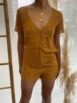 Mono corto color ocre con encaje floral, escote en V y mangas cortas.