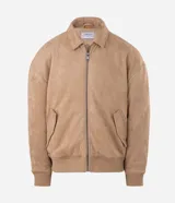 Campera bomber masculina de gamuza sintética color bordó, con cuello camisero, cierre frontal metálico, bolsillos laterales invisibles y rib elástico en puños y ruedo.
