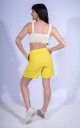 Top verde con breteles y nudo en el centro del busto.