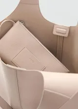 Bolso tipo tote color beige con diseño minimalista, asas integradas y costura central vertical.