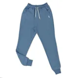 Pantalón de jogging azul jean con puños ajustados en los tobillos y logo bordado en blanco.