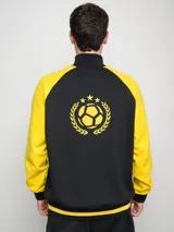 Campera deportiva de felpa negra con mangas amarillas en contraste y escudo del Club Atlético Peñarol estampado en el pecho.