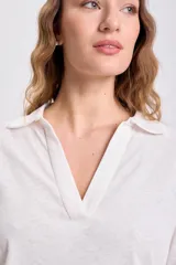 Camiseta blanca de manga corta con cuello polo y escote en V.