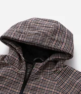 Campera masculina de corte regular con estampado a cuadros, cierre frontal con cremallera y capucha fija con borde de pelo sintético. Cuenta con bolsillos frontales con solapa y cierre de botón a presión.