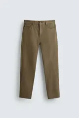 Pantalón de algodón color verde oliva, de corte recto (regular fit), con tiro medio, cierre frontal de cremallera y botón, y cinco bolsillos.
