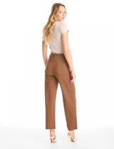 Pantalón wide leg de tiro alto, color marrón, con pretina con pasadores, cierre frontal con botón y bolsillos delanteros y traseros.