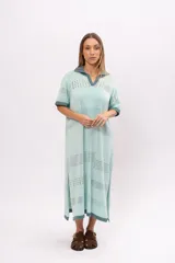 Vestido tejido de punto color verde agua, con cuello polo y mangas cortas.