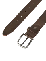 Cinturón marrón de cuero con hebilla metálica plateada con el logo de la marca Jack & Jones grabado.